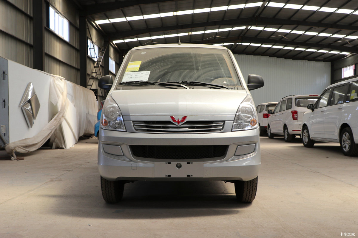 五菱 荣光S 标准型 82马力 1.2L汽油 5座 封闭货车