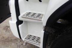 东风柳汽 乘龙H5中卡 220马力 4X2 9.7米厢式载货车(LZ5182XXYM5AB)