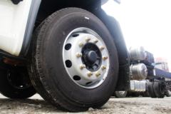 东风柳汽 乘龙H5中卡 220马力 4X2 9.7米厢式载货车(LZ5182XXYM5AB)