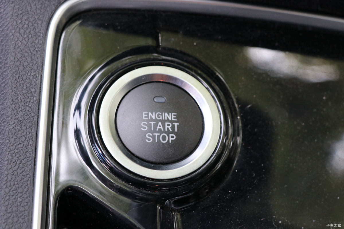 ���� ��9 2019�� ����� 2.0T���� 220���� 8���Զ� ���� ˫��SUV������Ƥ����ʻ��                                               