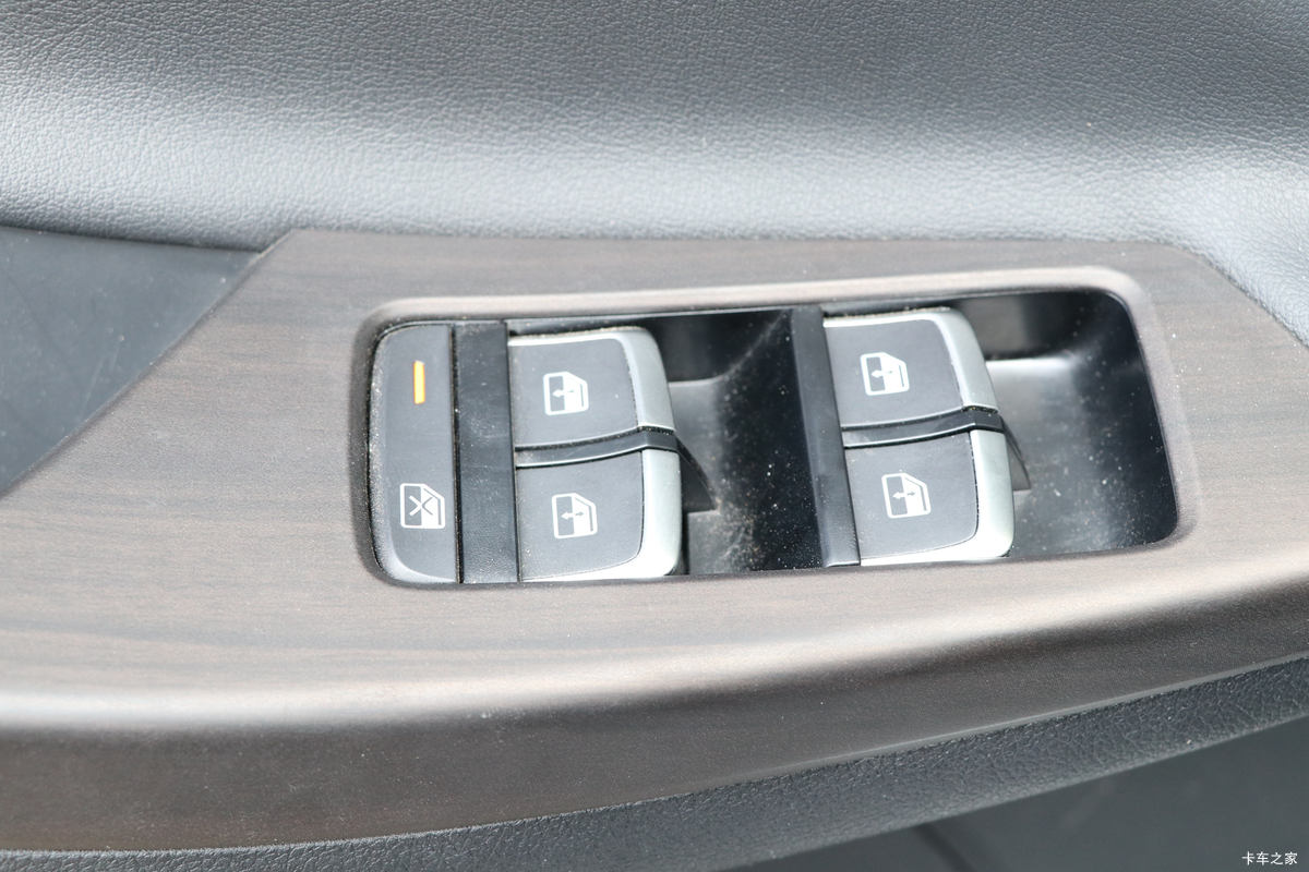 ���� ��9 2019�� ����� 2.0T���� 220���� 8���Զ� ���� ˫��SUV������Ƥ����ʻ��                                               