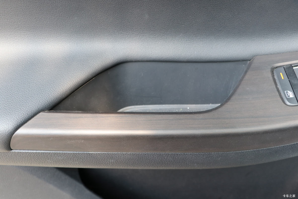 ���� ��9 2019�� ����� 2.0T���� 220���� 8���Զ� ���� ˫��SUV������Ƥ����ʻ��                                               