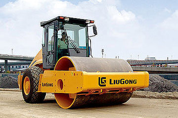 柳工 620D机械式振动单钢轮压路机