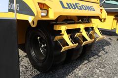 柳工 CLG6520轮胎压路机