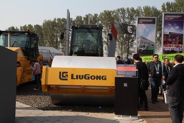 柳工 CLG6124H全液压单钢轮振动压路机