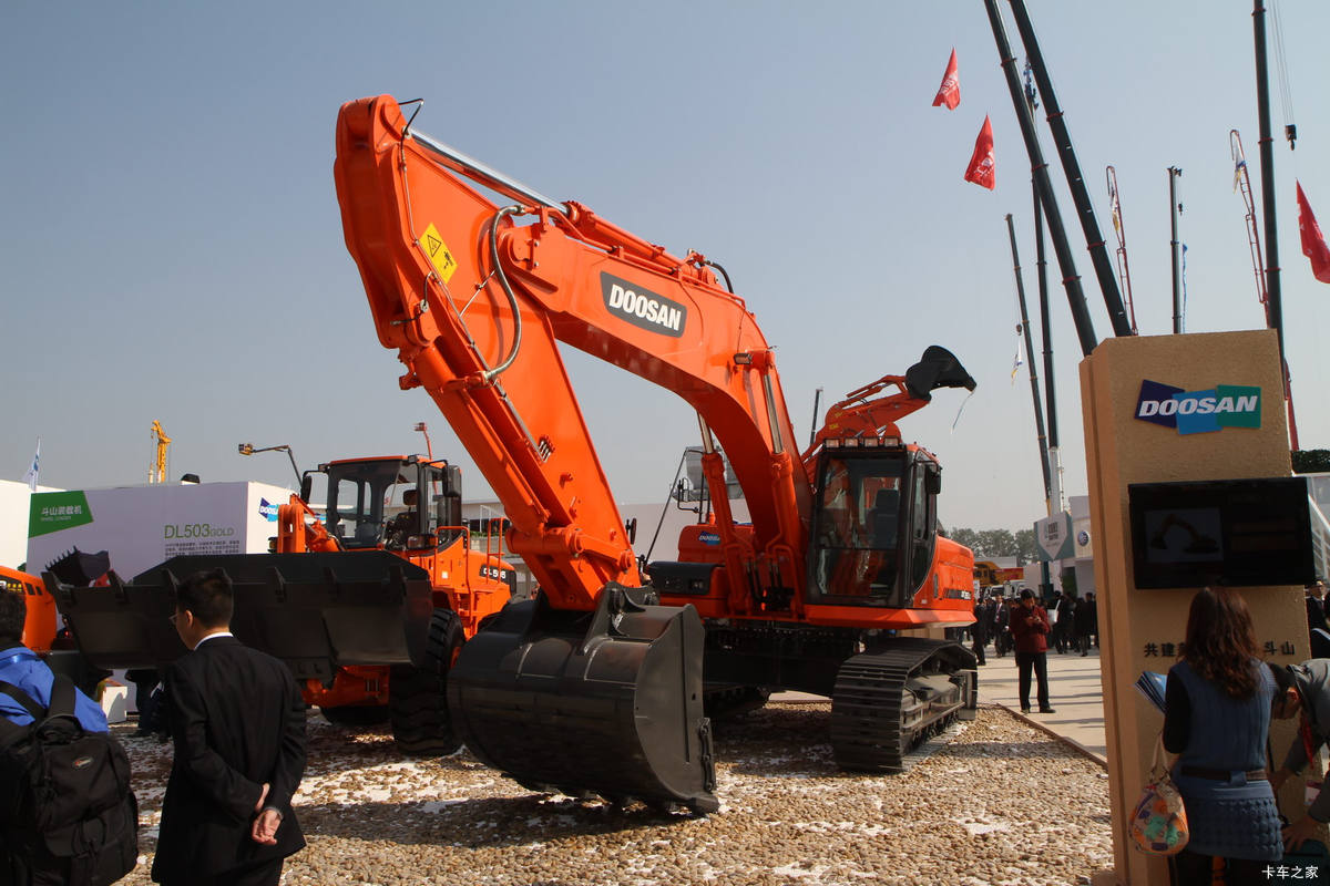 斗山 DX380LC履带式挖掘机