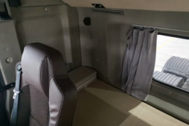 沪尊S200 牵引车驾驶室                                               图片