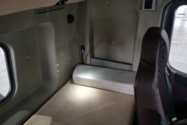 沪尊S200 牵引车驾驶室                                               图片