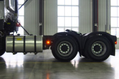 一汽凌河 沪尊S200重卡 舒适版 500马力 6X4 牵引车(CAL4253C4F4E5)