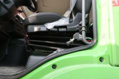 青岛解放 JH6重卡 375马力 8X4 5.6米自卸车