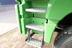 青岛解放 JH6重卡 375马力 8X4 5.6米自卸车