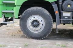 青岛解放 JH6重卡 375马力 8X4 5.6米自卸车