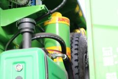 青岛解放 JH6重卡 375马力 8X4 5.6米自卸车