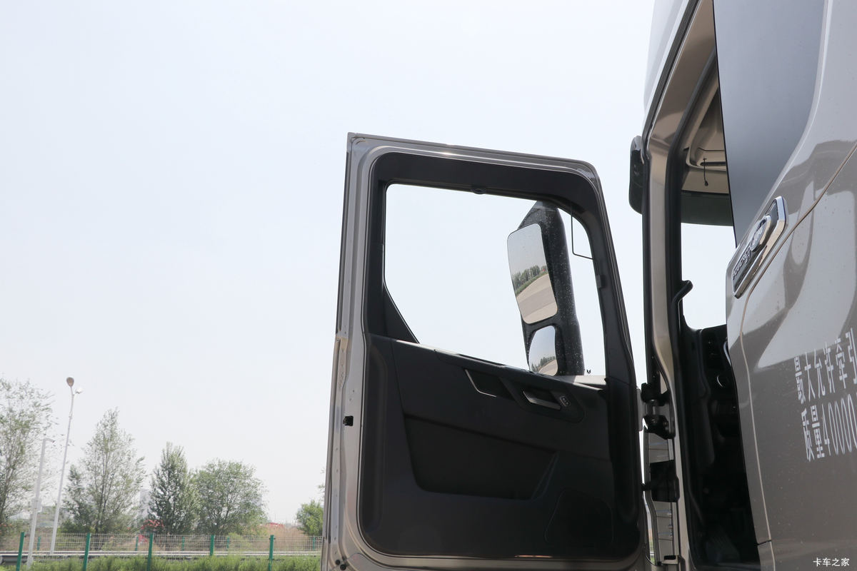 威龙HV5牵引车驾驶室图片