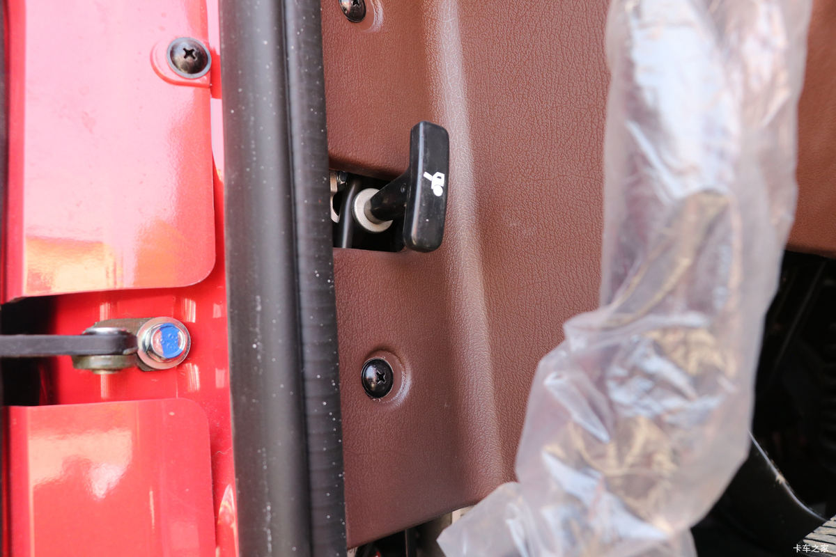 ���� �����A5L�п� ����� 220���� 4X2 6.8�ײ�դʽ�ػ���(HFC5181CCYP3K2A53S5QV)��ʻ��                                               