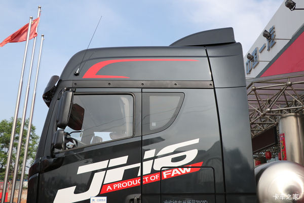 今日主推 青岛解放JH6 460马力LNG牵引车