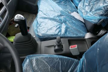 һ������ ��ž���7ϵ 150���� 4X2 4.06����ж��(CA3040K35L3E5)ͼƬ