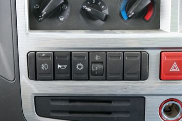 һ������ ��ž���7ϵ 150���� 4X2 4.06����ж��(CA3040K35L3E5)ͼƬ