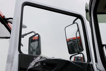 东风华神底盘&nbsp;洒水车/喷洒车驾驶室图片