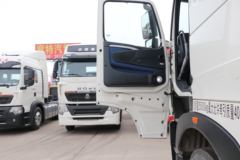 中国重汽 HOWO T7H重卡 440马力 6X4 LNG牵引车(国六)(ZZ4257V384HF1LB)