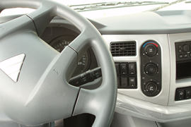 福田欧曼底盘&nbsp;平板运输车驾驶室图片