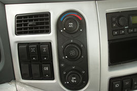 福田欧曼底盘&nbsp;平板运输车驾驶室图片