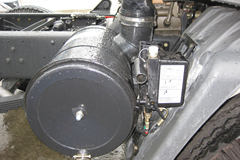 东风柳汽 乘龙609中卡 220马力 6X2 9.6米仓栅式载货车(LZ5250CSRCS)