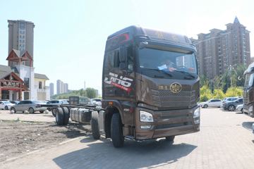 青岛解放 JH6 350马力 6X2 9.5米AMT自动档冷藏车(CA5260XLCP26K2L7T3E6A80)