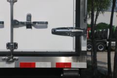 中国重汽 HOWO T7H重卡 440马力 8X4 9.33米冷藏车(宏昌天马牌)(HCL5317XLCZZ6)