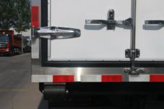 中国重汽 HOWO T7H重卡 440马力 8X4 9.33米冷藏车(宏昌天马牌)(HCL5317XLCZZ6)