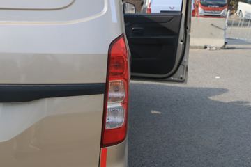 五菱 宏光V 2019款 劲取版 99马力 汽油 1.5L厢式运输车(国六)货厢图片