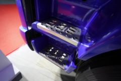 东风柳汽 新乘龙M3 200马力 4X2 7.8米厢式载货车(LZ5161XXYM3AC1)