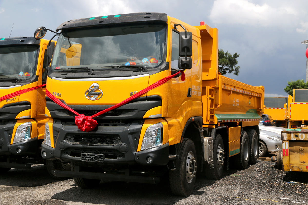 东风柳汽 乘龙H7 460马力 8X4 8米自卸车(玉柴)(国六)