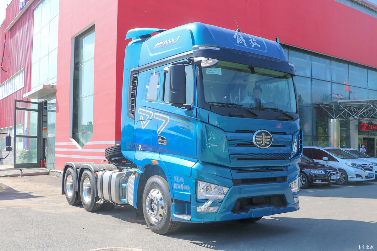 一汽解放 J7重卡 550马力 6X4牵引车(海天蓝)