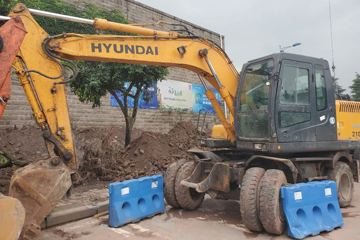 现代重工现代重工 轮式挖掘机