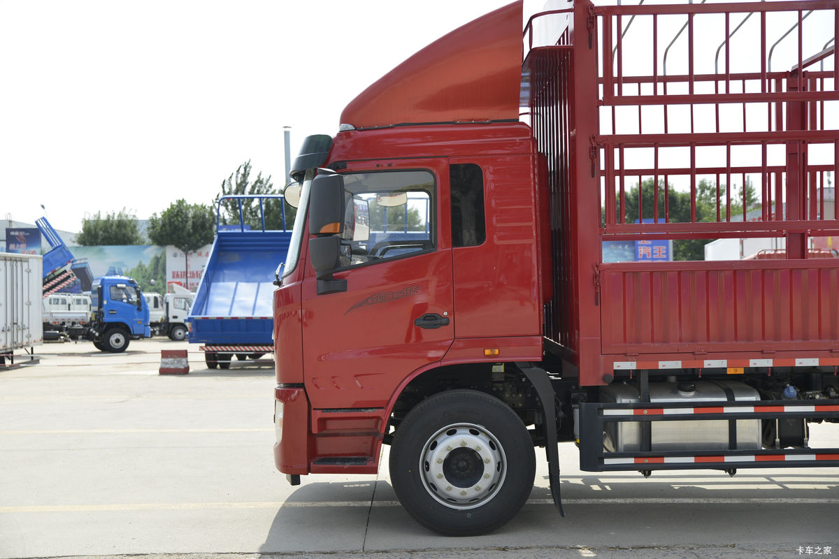 �����ػ��� ����N3000 ���ϰ� 220���� 4X2 6.75���Ű��դʽ�ػ���(YTQ5180CCYFM50A0)���                                                