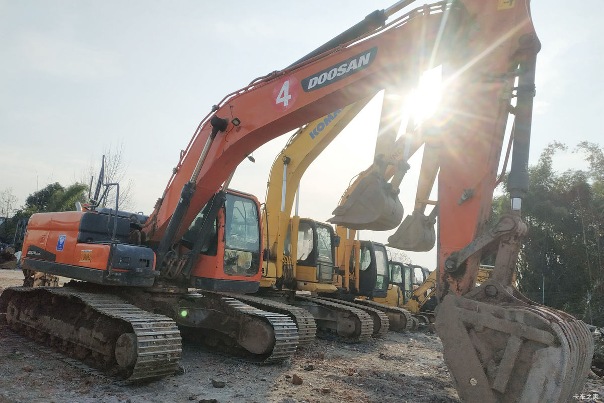 斗山 DX225LC-9C履带式挖掘机