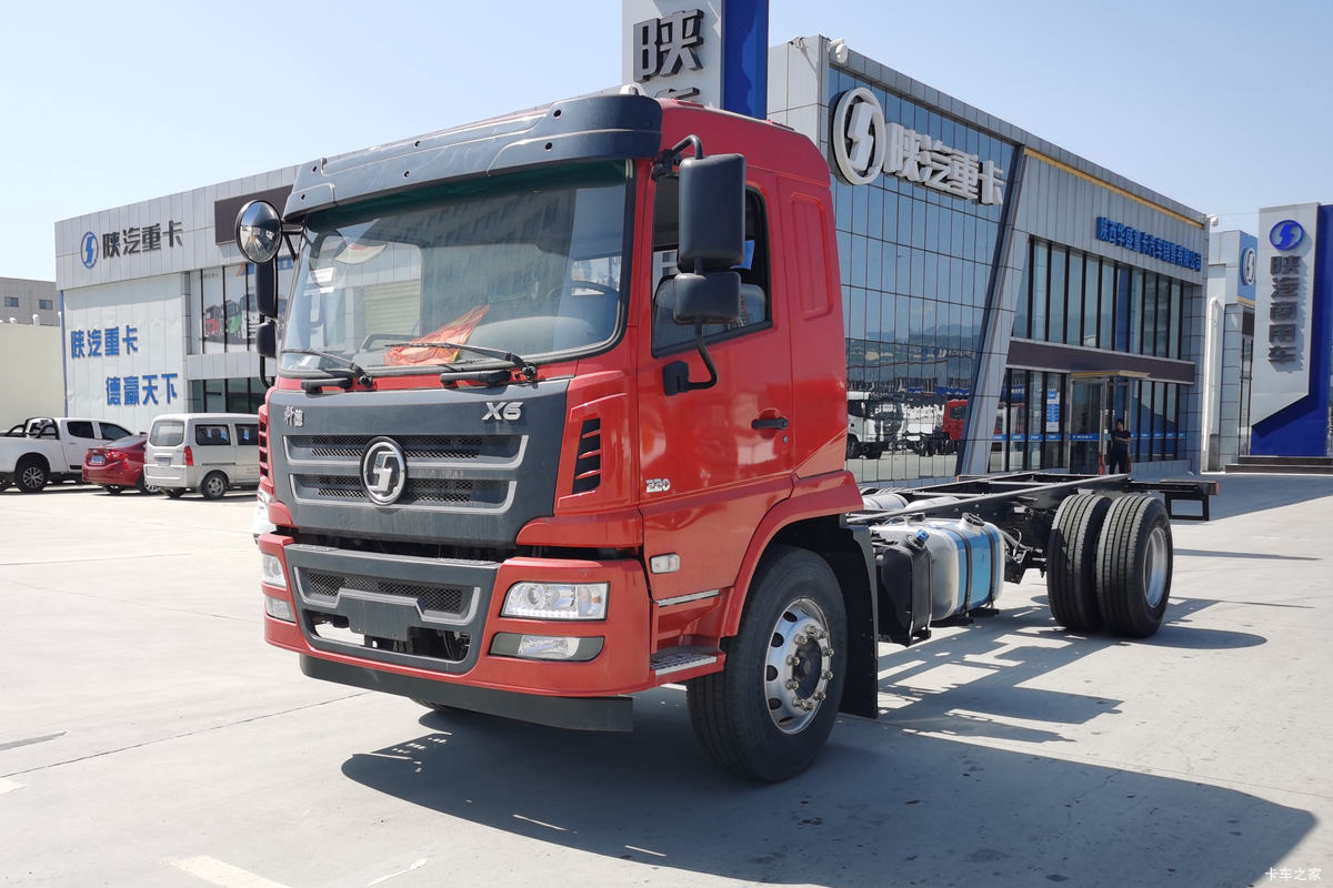 陕汽商用车 轩德X6中卡 220马力 4X2 6.75米厢式载货车