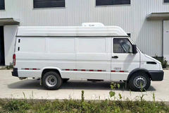 南京依维柯 129马力 4X2 3.32米冷藏车(程力威牌)(CLW5040XLCNJ5)