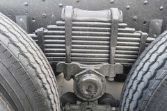 东风新疆 畅行D7 340马力 8X4 9.6米厢式载货车(EQ5310XXYGD5D)