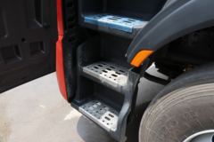 东风柳汽 乘龙H7重卡 480马力 8X4 9.4米仓栅式载货车(LZ5312CCYH7FB)