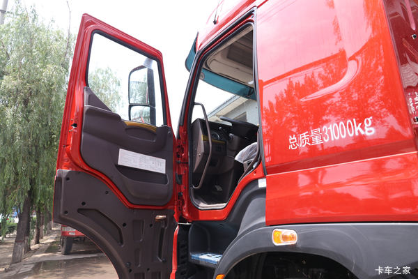 乘龙H7重卡8x4 480马力9米4畜禽载货车