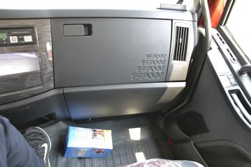 һ����� J6L�п� 2020�� ��ֵ�� 180���� 4X2 6.75�������ػ���(CA1180P62K1L4E5)ͼƬ