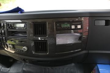 һ����� J6L�п� 2020�� ��ֵ�� 180���� 4X2 6.75�������ػ���(CA1180P62K1L4E5)ͼƬ