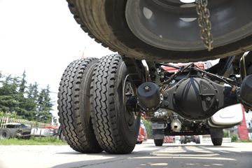 һ����� J6L�п� 2020�� ��ֵ�� 180���� 4X2 6.75�������ػ���(CA1180P62K1L4E5)ͼƬ