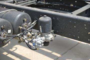 һ����� J6L�п� 2020�� ��ֵ�� 180���� 4X2 6.75�������ػ���(CA1180P62K1L4E5)ͼƬ