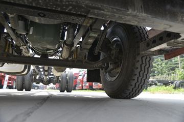 һ����� J6L�п� 2020�� ��ֵ�� 180���� 4X2 6.75�������ػ���(CA1180P62K1L4E5)ͼƬ