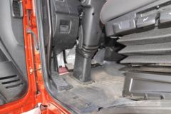 一汽解放 J6L中卡 质惠版快递 240马力 4X2 7.7米厢式载货车(CA5180XXYP62K1L5E5)