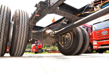 һ����� J6L�п� �ʻݰ��� 240���� 4X2 7.7����ʽ�ػ���(CA5180XXYP62K1L5E5)ͼƬ