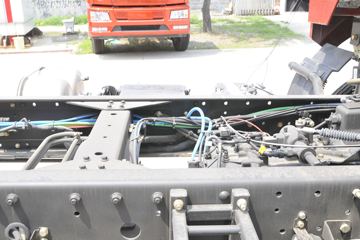 һ����� J6L�п� �ʻݰ��� 240���� 4X2 7.7����ʽ�ػ���(CA5180XXYP62K1L5E5)ͼƬ